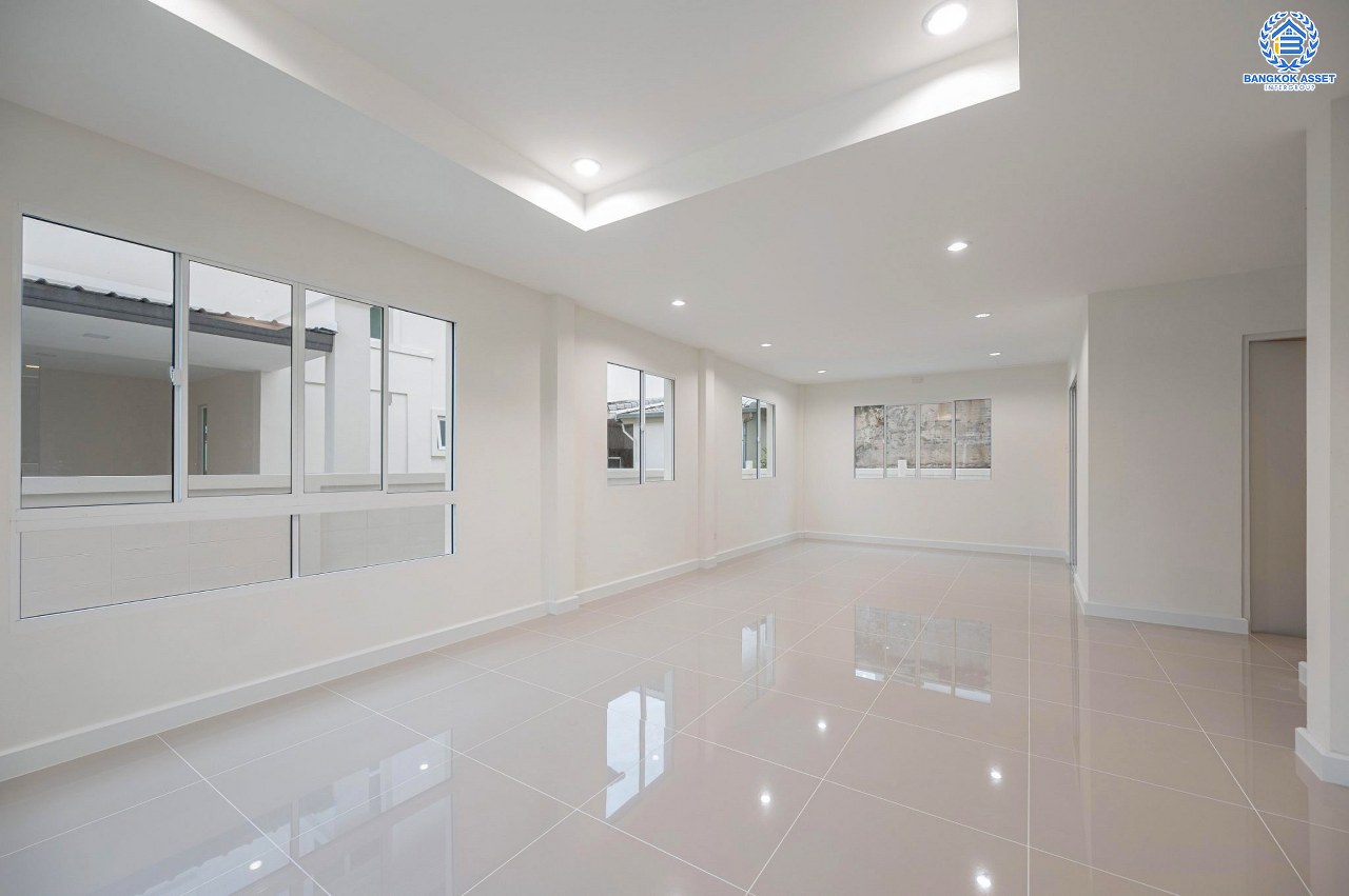 บ้านมือสองตกแต่งใหม่ โครงการ ชวนชื่นโมดัส แจ้งวัฒนะ เนื้อที่ 51.6 ตร.ว. ฟังก์ชัน 3 ห้องนอน 3 ห้องน้ำ จอดรถได้ 2 คัน รองรับทุกการอยู่อาศัย บนทำเลเดินทางเข้า-ออกเมืองสะดวก เชื่อมต่อถนนเลี่ยงเมืองปากเกร็ด, ถนนแจ้งวัฒนะ, ถนนติวานนท์ ใกล้รถไฟฟ้าสายสีชมพู "สถานีเลี่ยงเมืองปากเกร็ด" ทางด่วน "แจ้งวัฒนะ" และเซ็นทรัล แจ้งวัฒนะ